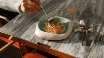 seramik tabakta sunulmuş bir yemek 