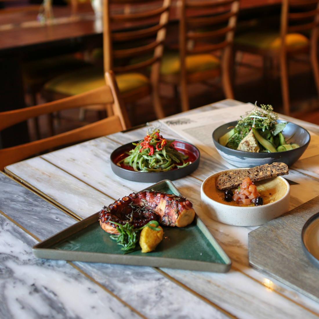 Üçgen Servis Tabağı - 28 cm