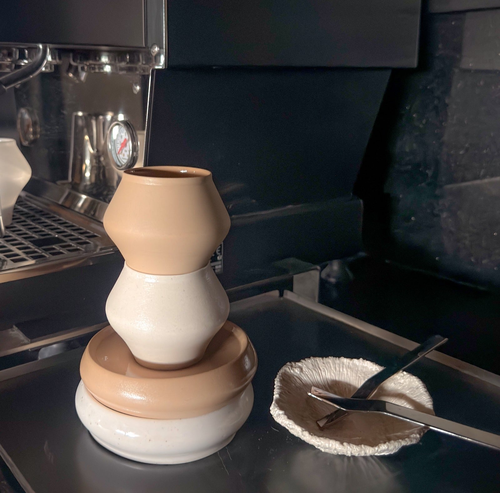 barista bardaklar üst üste koyulmuş 